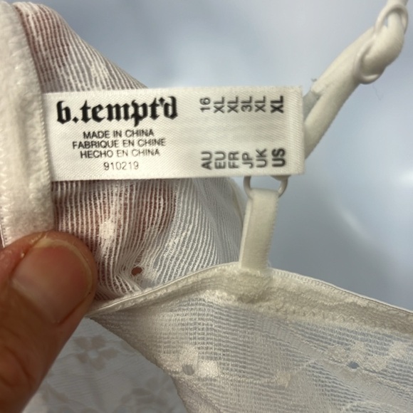 b.tempt’d white lace bralette, Sz XL, adjustable straps, lined in front, - Picture 10 of 15
